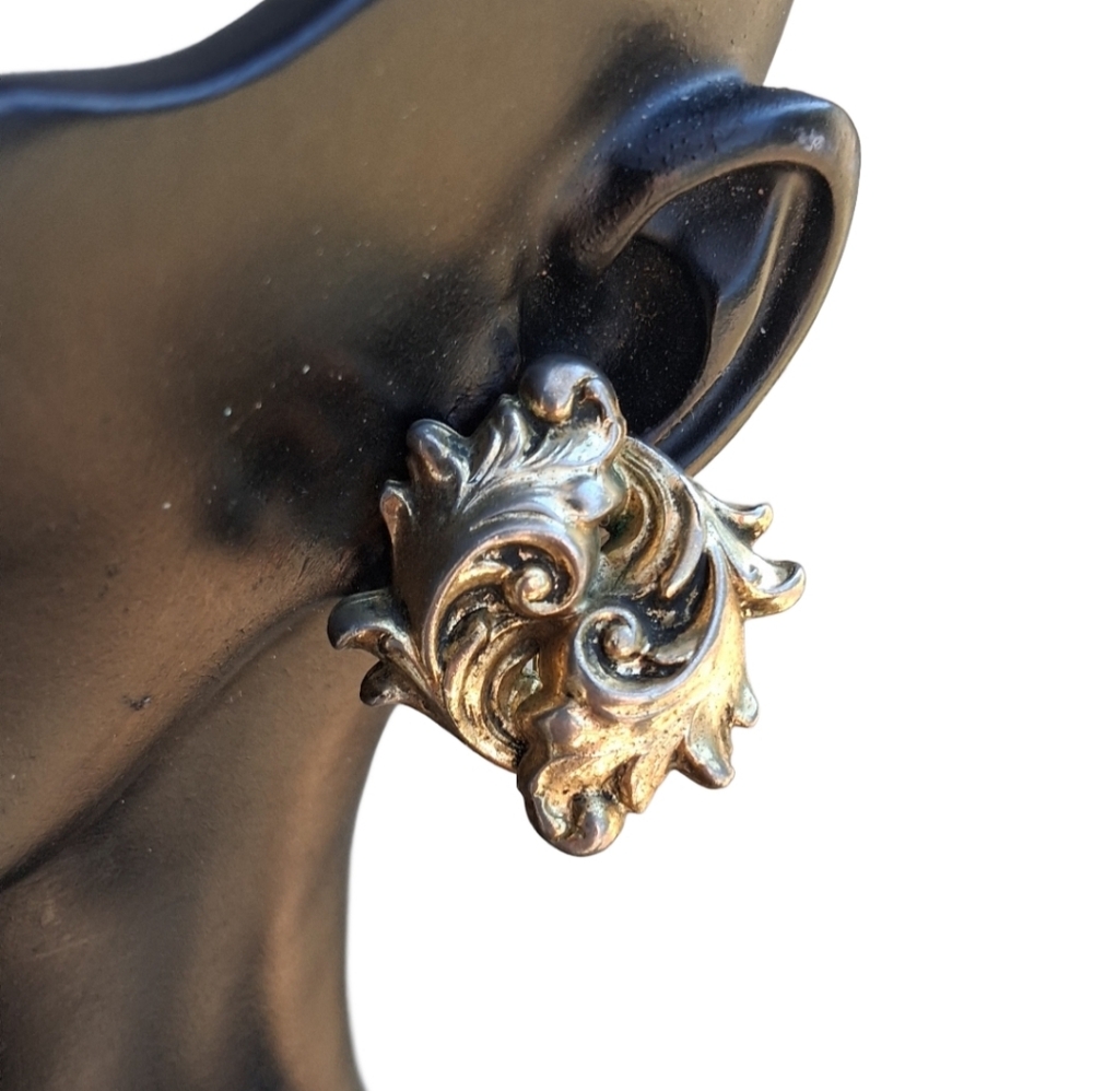 Vintage Whiting Davis Gold Tone Baroque Filigree Clip On Earrings 40$